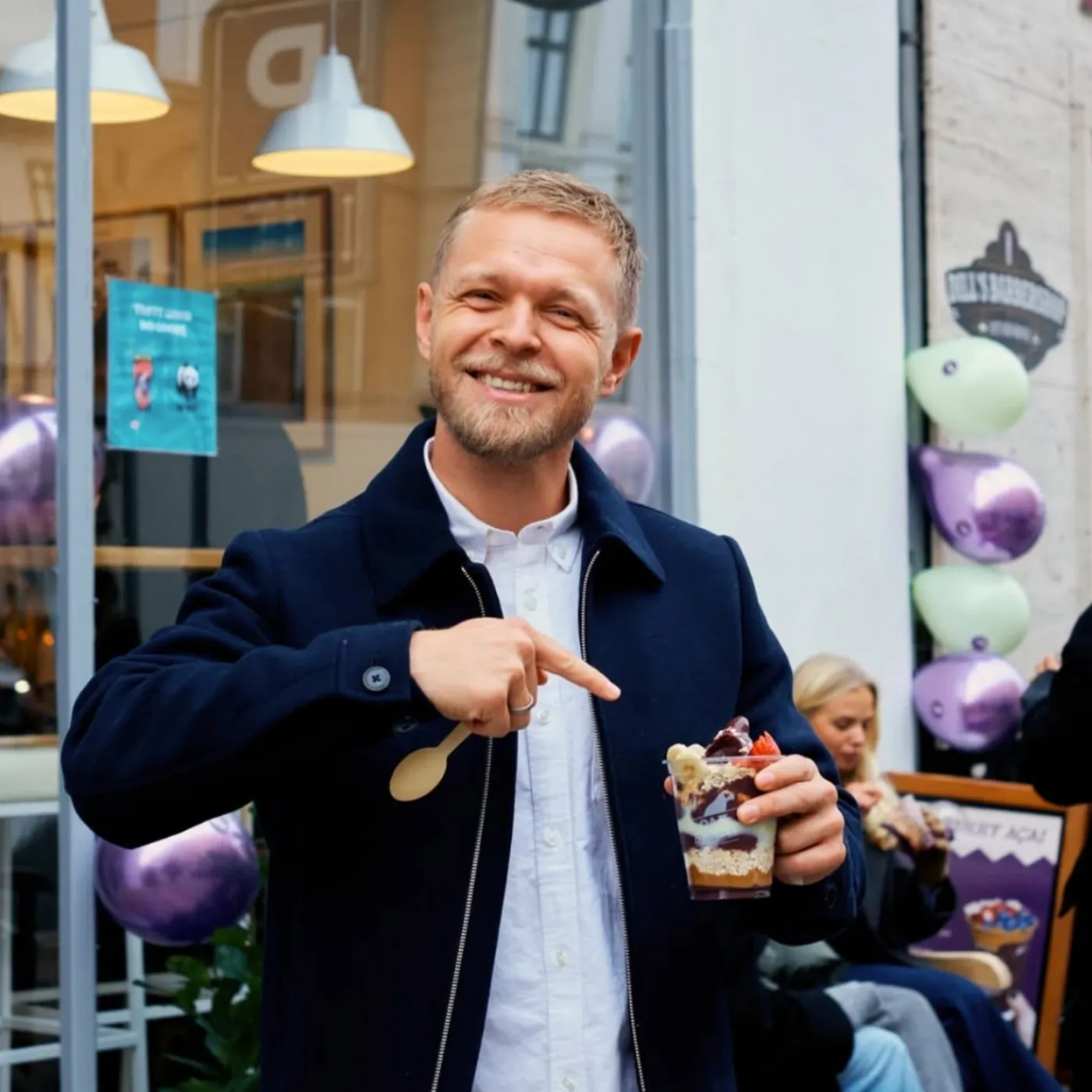 Kevin Magnussen med en OAKBERRY açaí-kopp framför butiken